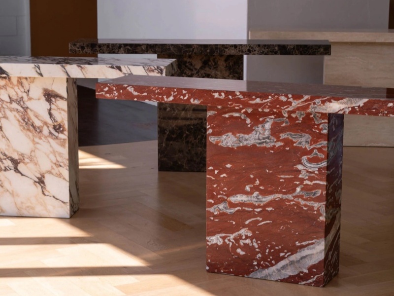 Como o mármore pode ser incorporado ao design de interiores?