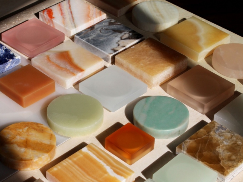 Resíduos de lajes de pedra: usos criativos em móveis para casa