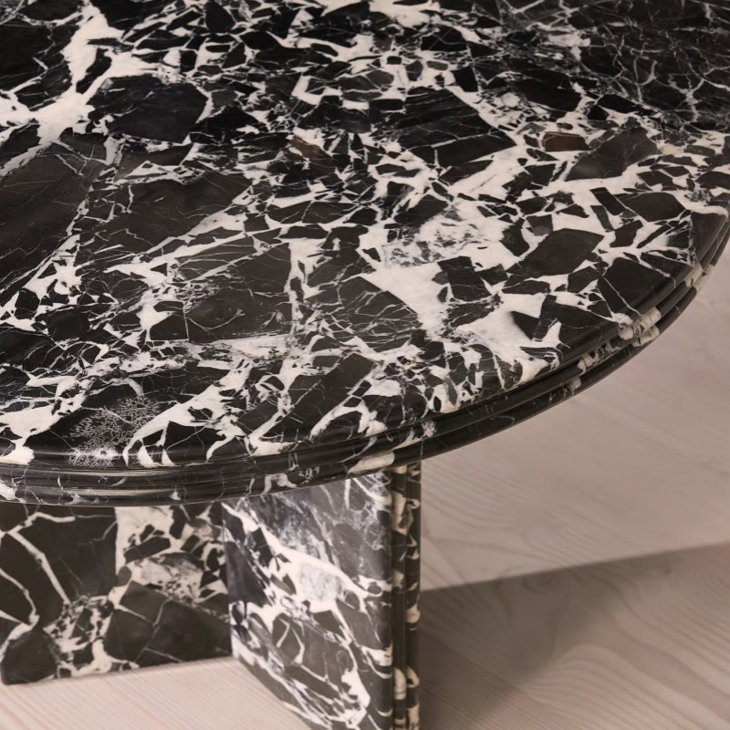 Grande mesa de jantar antiga em mármore com pés em forma de V.